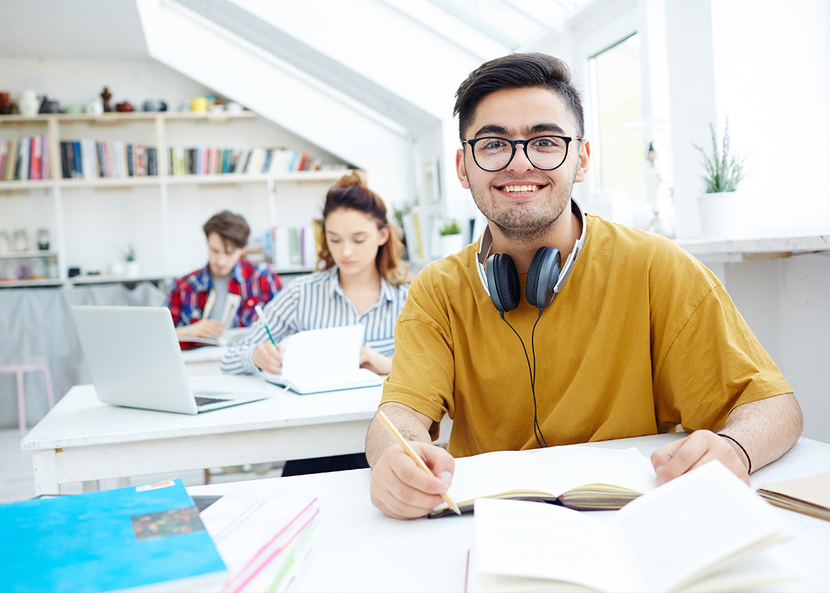Estudiantes en clases presenciales.